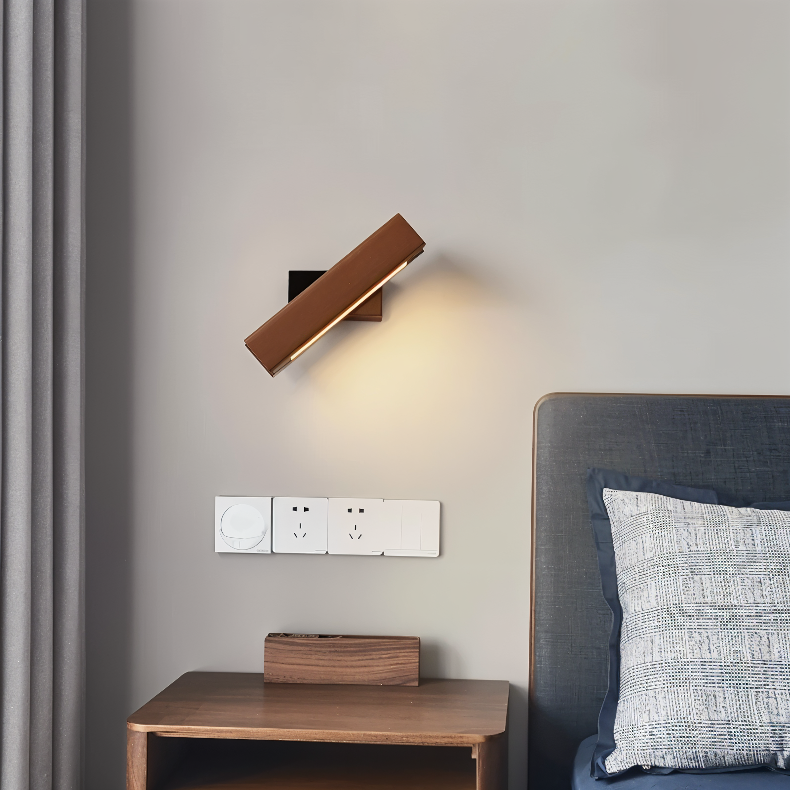 360° Swiveling Wooden Wall Light